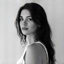 Portrait en noir et blanc de Camille Rousseau, designer d'intérieur junior